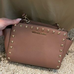 Michael Kors Medium Selma Crossbody, taupe